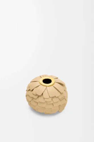 Liten blommig charm i kalvskinn och mässing Ljusgul