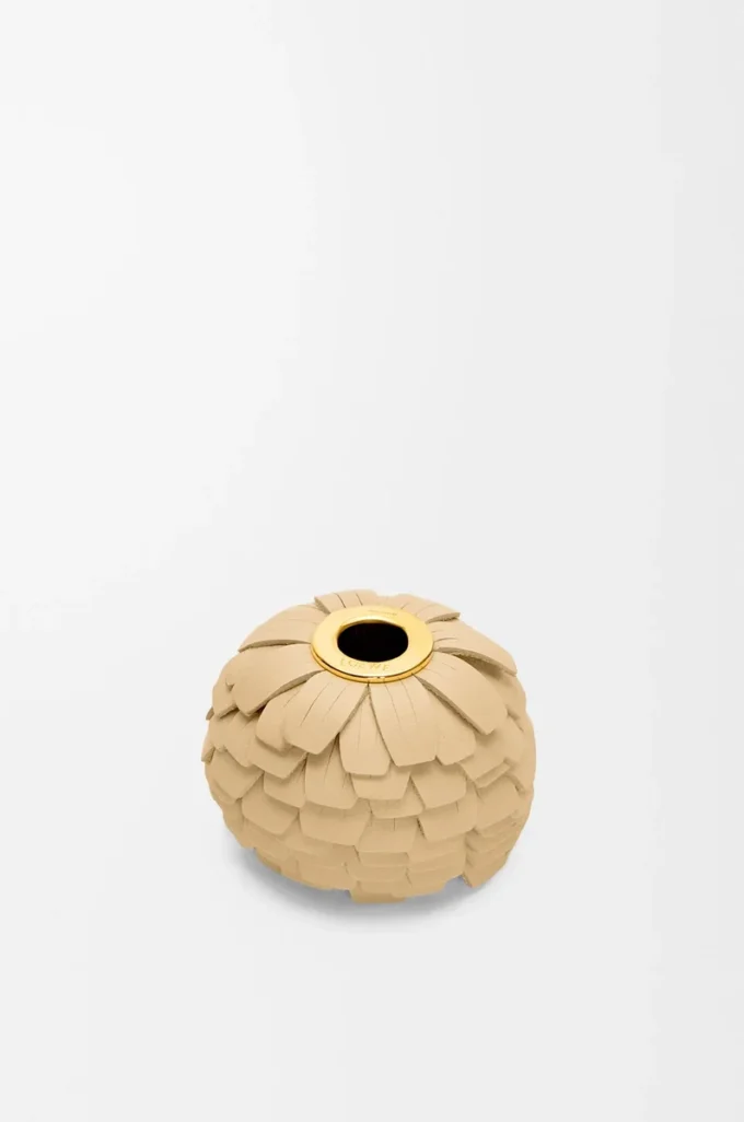 Liten blommig charm i kalvskinn och mässing Ljusgul Liten blommig charm i kalvskinn och mässing Ljusgul