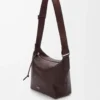 Liten Cubi crossbody-väska i mjukt kornat kalvskinn Oxblood Liten Cubi crossbody-väska i mjukt kornat kalvskinn Oxblood
