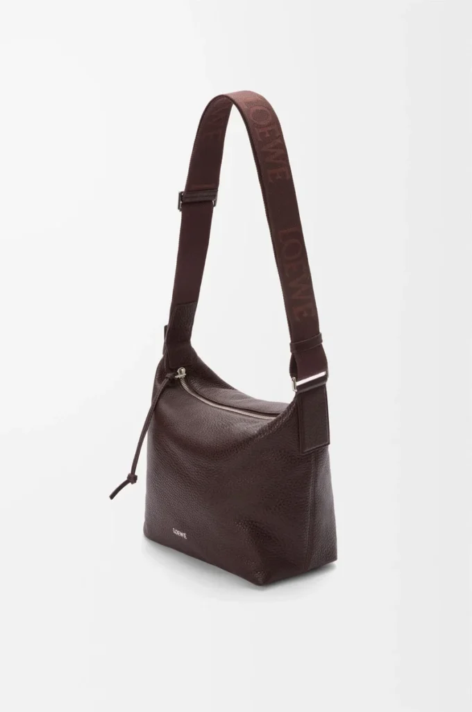 Liten Cubi crossbody-väska i mjukt kornat kalvskinn Oxblood Liten Cubi crossbody-väska i mjukt kornat kalvskinn Oxblood