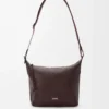 Liten Cubi crossbody-väska i mjukt kornat kalvskinn Oxblood Liten Cubi crossbody-väska i mjukt kornat kalvskinn Oxblood