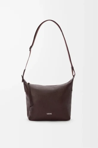 Liten Cubi crossbody-väska i mjukt kornat kalvskinn Oxblood