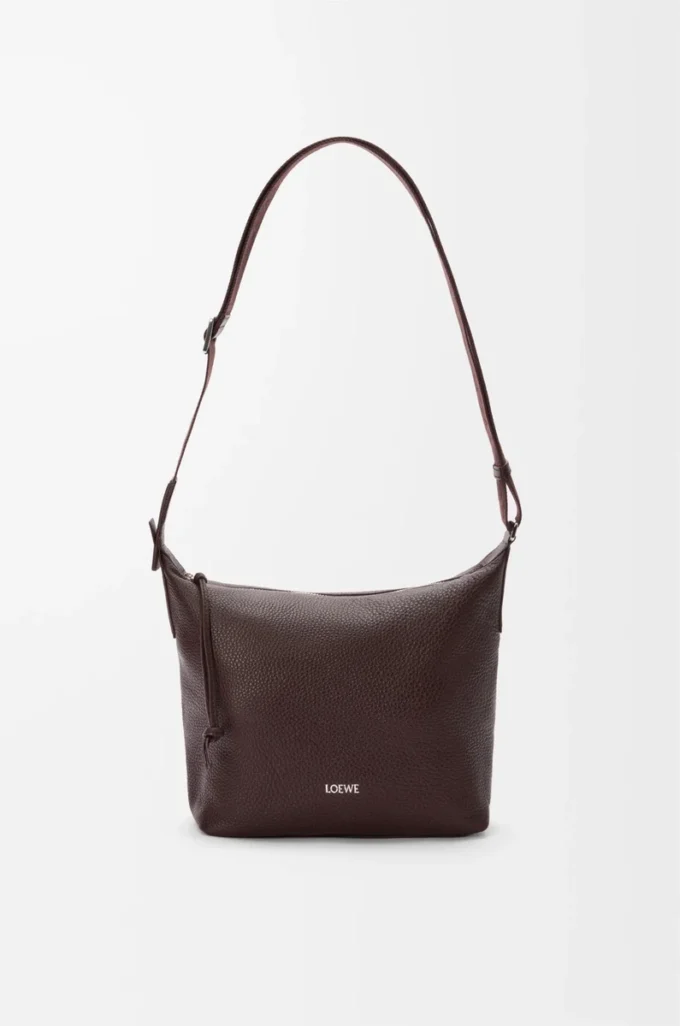 Liten Cubi crossbody-väska i mjukt kornat kalvskinn Oxblood Liten Cubi crossbody-väska i mjukt kornat kalvskinn Oxblood