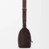 Liten Cubi crossbody-väska i mjukt kornat kalvskinn Oxblood Liten Cubi crossbody-väska i mjukt kornat kalvskinn Oxblood