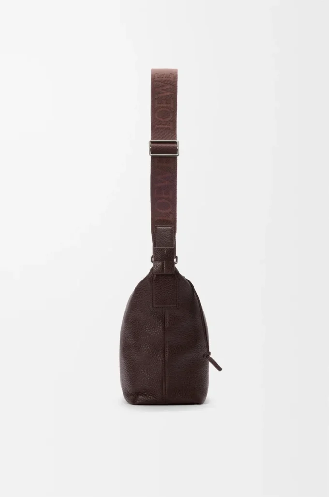 Liten Cubi crossbody-väska i mjukt kornat kalvskinn Oxblood Liten Cubi crossbody-väska i mjukt kornat kalvskinn Oxblood