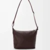 Liten Cubi crossbody-väska i mjukt kornat kalvskinn Oxblood Liten Cubi crossbody-väska i mjukt kornat kalvskinn Oxblood