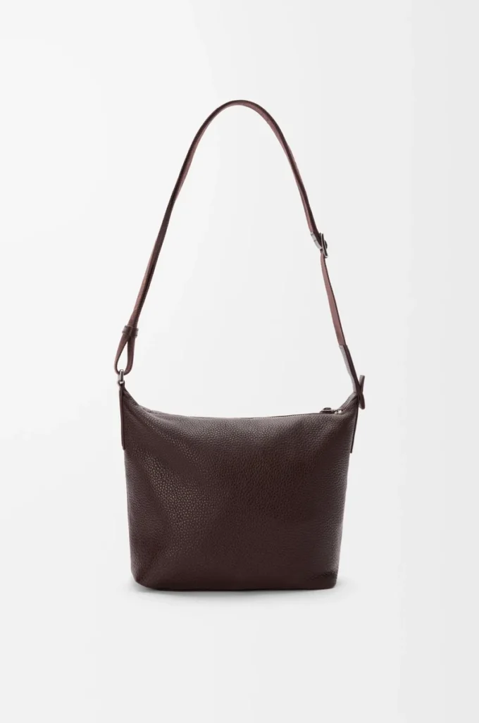Liten Cubi crossbody-väska i mjukt kornat kalvskinn Oxblood Liten Cubi crossbody-väska i mjukt kornat kalvskinn Oxblood