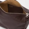 Liten Cubi crossbody-väska i mjukt kornat kalvskinn Oxblood Liten Cubi crossbody-väska i mjukt kornat kalvskinn Oxblood