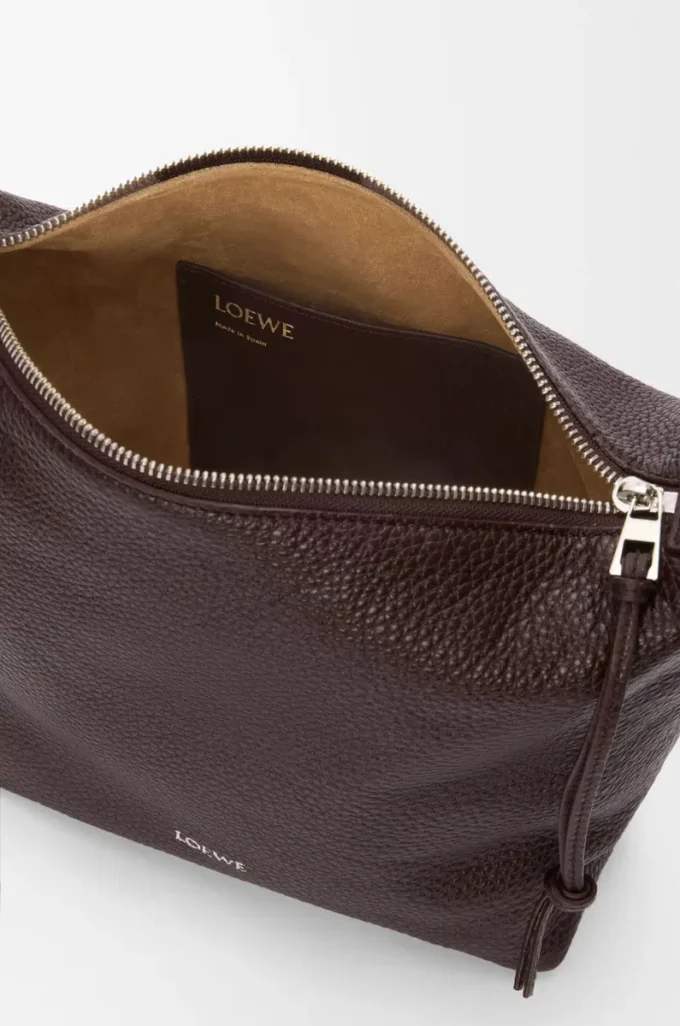 Liten Cubi crossbody-väska i mjukt kornat kalvskinn Oxblood Liten Cubi crossbody-väska i mjukt kornat kalvskinn Oxblood