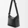 Liten Cubi crossbody-väska i mjukt kornat kalvskinn Svart Liten Cubi crossbody-väska i mjukt kornat kalvskinn Svart