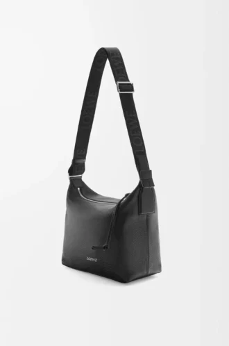 Liten Cubi crossbody-väska i mjukt kornat kalvskinn Svart