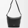 Liten Cubi crossbody-väska i mjukt kornat kalvskinn Svart Liten Cubi crossbody-väska i mjukt kornat kalvskinn Svart