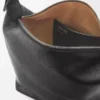 Liten Cubi crossbody-väska i mjukt kornat kalvskinn Svart Liten Cubi crossbody-väska i mjukt kornat kalvskinn Svart