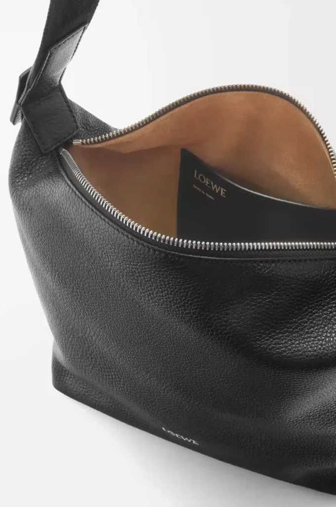 Liten Cubi crossbody-väska i mjukt kornat kalvskinn Svart Liten Cubi crossbody-väska i mjukt kornat kalvskinn Svart