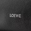 Liten Cubi crossbody-väska i mjukt kornat kalvskinn Svart Liten Cubi crossbody-väska i mjukt kornat kalvskinn Svart