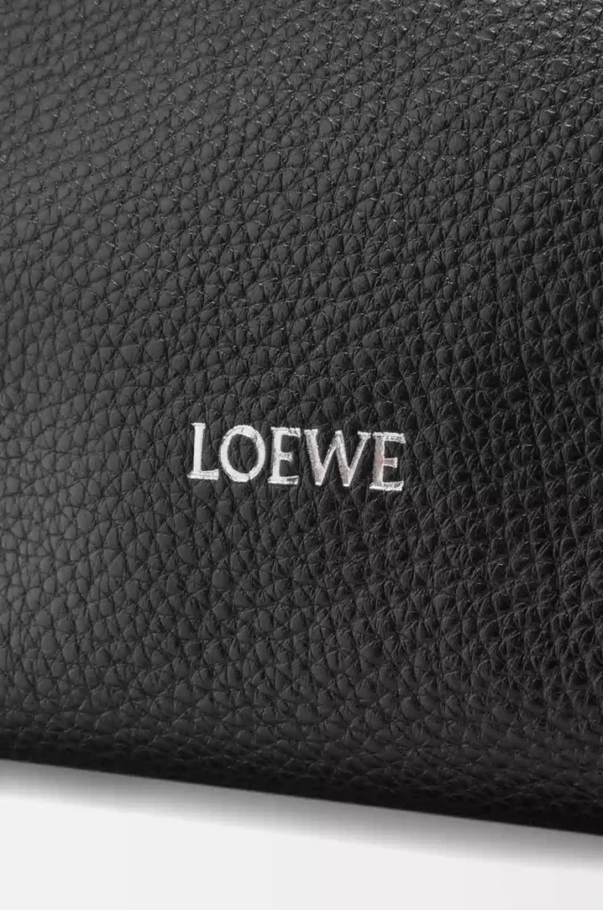 Liten Cubi crossbody-väska i mjukt kornat kalvskinn Svart Liten Cubi crossbody-väska i mjukt kornat kalvskinn Svart