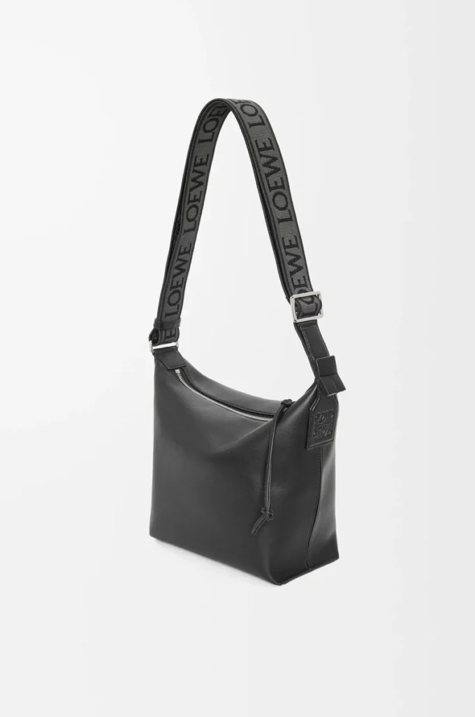 Liten Cubi crossbody-väska i mjukt, slätt kalvskinn och jacquard Black Liten Cubi crossbody-väska i mjukt, slätt kalvskinn och jacquard Black