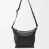 Liten Cubi crossbody-väska i mjukt, slätt kalvskinn och jacquard Black Liten Cubi crossbody-väska i mjukt, slätt kalvskinn och jacquard Black