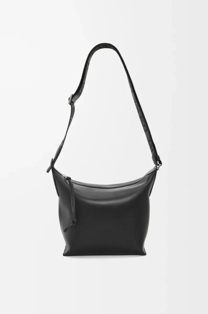 Liten Cubi crossbody-väska i mjukt, slätt kalvskinn och jacquard Black Liten Cubi crossbody-väska i mjukt, slätt kalvskinn och jacquard Black