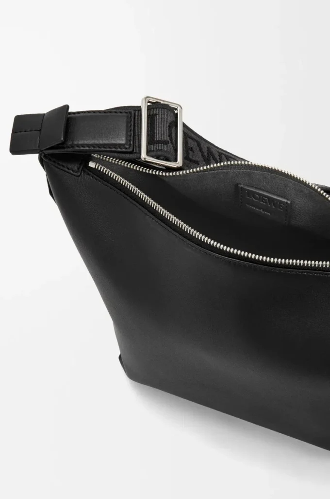 Liten Cubi crossbody-väska i mjukt, slätt kalvskinn och jacquard Black Liten Cubi crossbody-väska i mjukt, slätt kalvskinn och jacquard Black