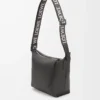 Liten Cubi Crossbody-väska i mjukt, slätt kalvskinn och jacquard Dark Grey Liten Cubi Crossbody-väska i mjukt, slätt kalvskinn och jacquard Dark Grey