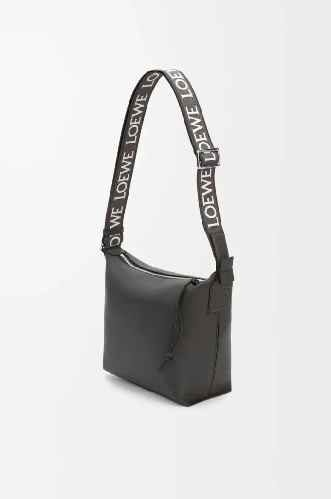 Liten Cubi Crossbody-väska i mjukt, slätt kalvskinn och jacquard Dark Grey Liten Cubi Crossbody-väska i mjukt, slätt kalvskinn och jacquard Dark Grey