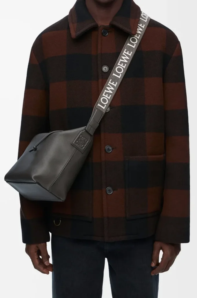 Liten Cubi Crossbody-väska i mjukt, slätt kalvskinn och jacquard Dark Grey Liten Cubi Crossbody-väska i mjukt, slätt kalvskinn och jacquard Dark Grey