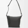 Liten Cubi Crossbody-väska i mjukt, slätt kalvskinn och jacquard Dark Grey Liten Cubi Crossbody-väska i mjukt, slätt kalvskinn och jacquard Dark Grey