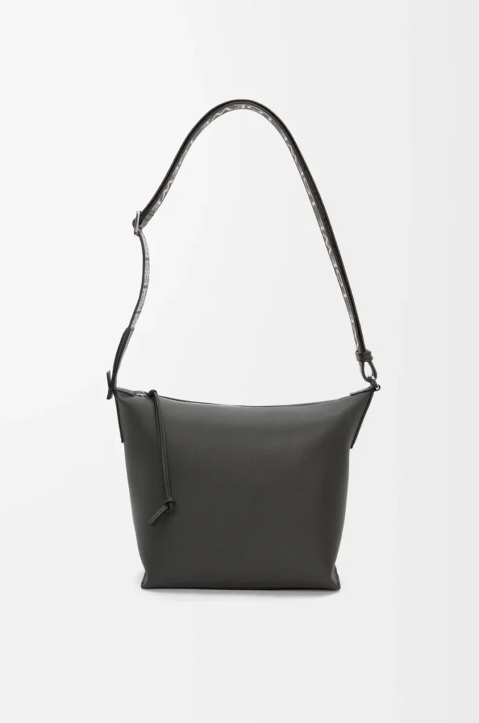 Liten Cubi Crossbody-väska i mjukt, slätt kalvskinn och jacquard Dark Grey Liten Cubi Crossbody-väska i mjukt, slätt kalvskinn och jacquard Dark Grey