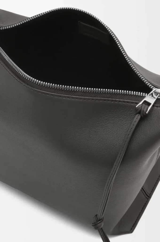 Liten Cubi Crossbody-väska i mjukt, slätt kalvskinn och jacquard Dark Grey Liten Cubi Crossbody-väska i mjukt, slätt kalvskinn och jacquard Dark Grey