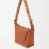 Liten Cubi crossbody-väska i mjukt, slätt kalvskinn och jacquard Tan