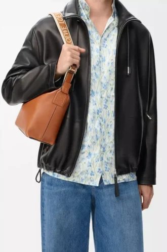 Liten Cubi crossbody-väska i mjukt, slätt kalvskinn och jacquard Tan