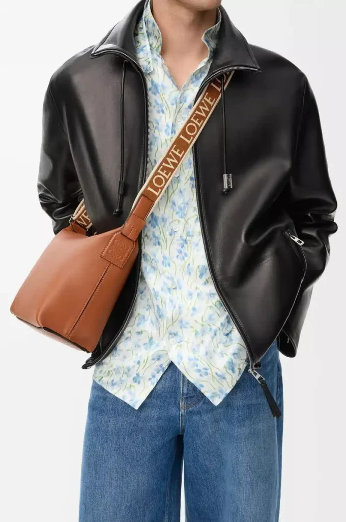 Liten Cubi crossbody-väska i mjukt, slätt kalvskinn och jacquard Tan