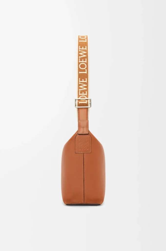Liten Cubi crossbody-väska i mjukt, slätt kalvskinn och jacquard Tan