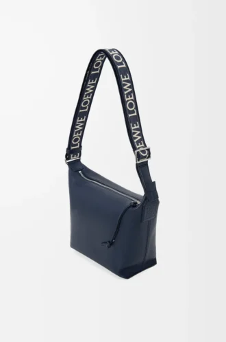 Liten Cubi crossbody-väska i mjukt, smidigt kalvskinn och jacquard Deep Navy