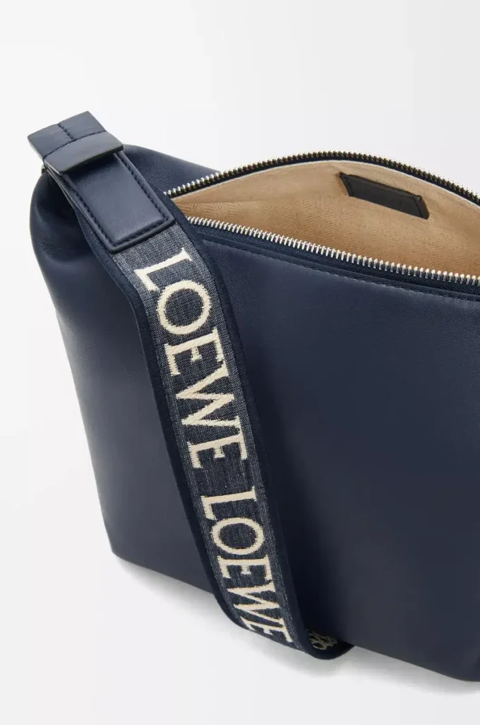 Liten Cubi crossbody-väska i mjukt, smidigt kalvskinn och jacquard Deep Navy