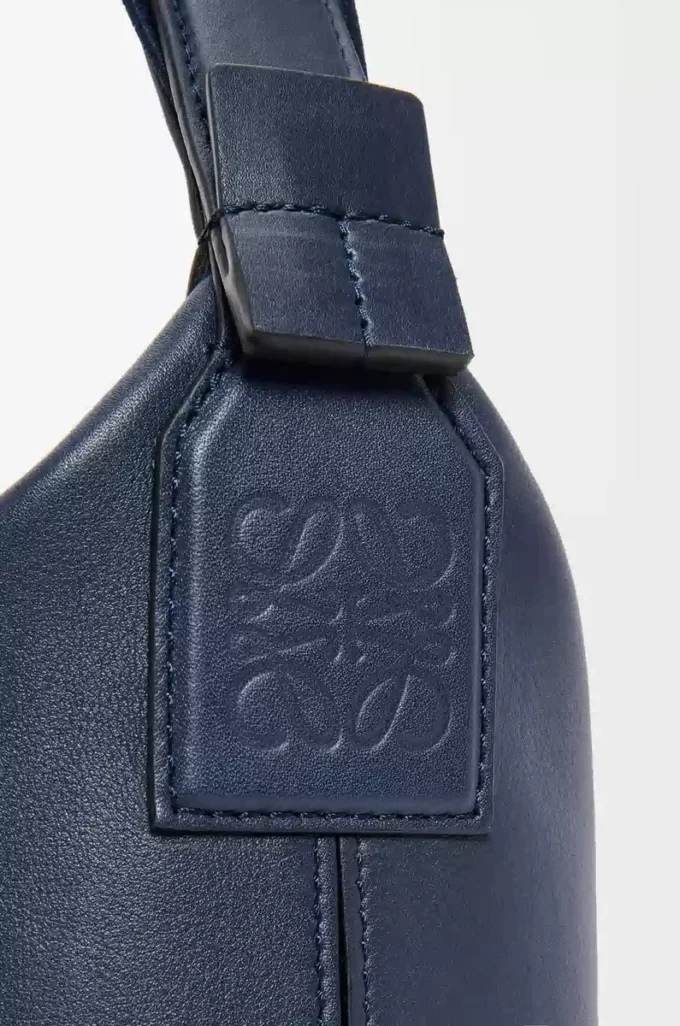 Liten Cubi crossbody-väska i mjukt, smidigt kalvskinn och jacquard Deep Navy