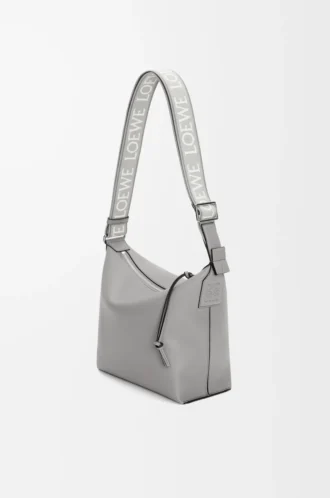 Liten Cubi-crossbodyväska i mjukt, slätt kalvskinn och jacquard Asphalt Grey