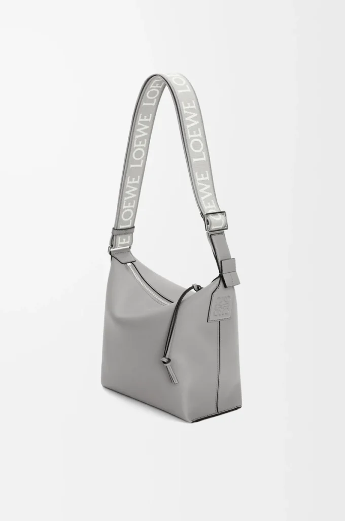 Liten Cubi-crossbodyväska i mjukt, slätt kalvskinn och jacquard Asphalt Grey Liten Cubi-crossbodyväska i mjukt, slätt kalvskinn och jacquard Asphalt Grey