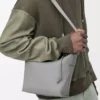 Liten Cubi-crossbodyväska i mjukt, slätt kalvskinn och jacquard Asphalt Grey Liten Cubi-crossbodyväska i mjukt, slätt kalvskinn och jacquard Asphalt Grey
