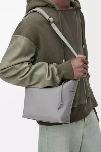 Liten Cubi-crossbodyväska i mjukt, slätt kalvskinn och jacquard Asphalt Grey