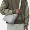 Liten Cubi-crossbodyväska i mjukt, slätt kalvskinn och jacquard Asphalt Grey Liten Cubi-crossbodyväska i mjukt, slätt kalvskinn och jacquard Asphalt Grey