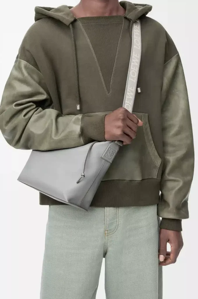 Liten Cubi-crossbodyväska i mjukt, slätt kalvskinn och jacquard Asphalt Grey Liten Cubi-crossbodyväska i mjukt, slätt kalvskinn och jacquard Asphalt Grey