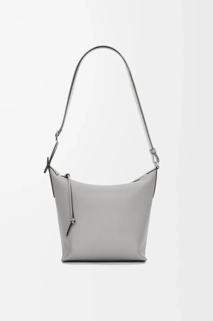 Liten Cubi-crossbodyväska i mjukt, slätt kalvskinn och jacquard Asphalt Grey Liten Cubi-crossbodyväska i mjukt, slätt kalvskinn och jacquard Asphalt Grey
