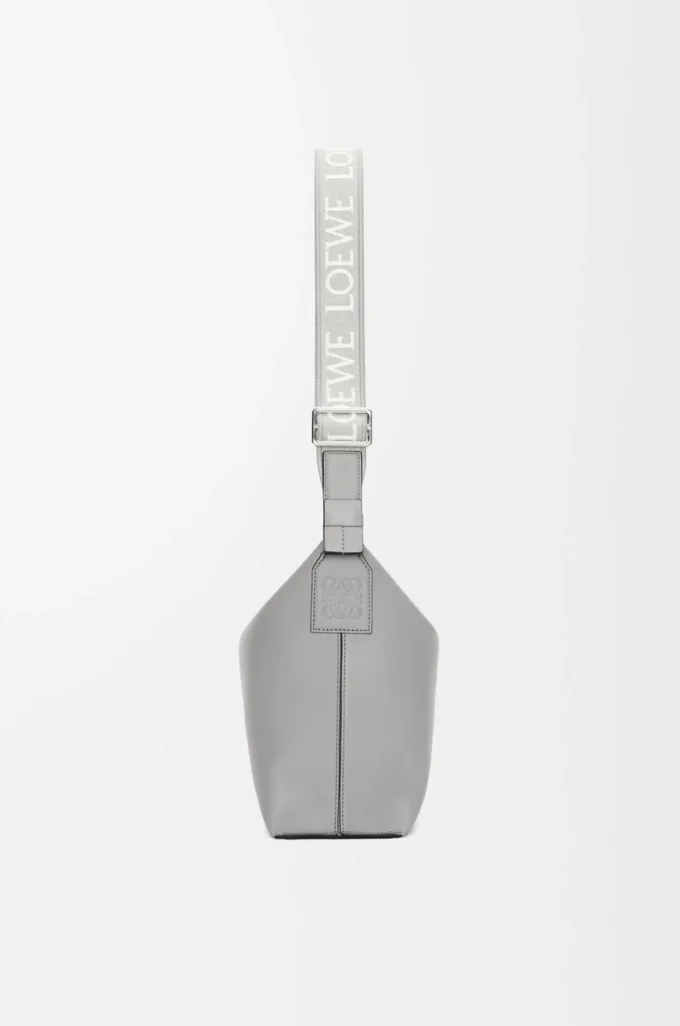 Liten Cubi-crossbodyväska i mjukt, slätt kalvskinn och jacquard Asphalt Grey Liten Cubi-crossbodyväska i mjukt, slätt kalvskinn och jacquard Asphalt Grey