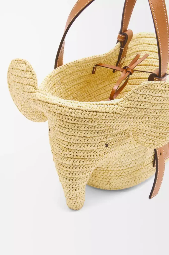 Liten Elephant-korg i raffia och kalvskinn Natur/Tan Liten Elephant-korg i raffia och kalvskinn Natur/Tan