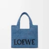 Liten LOEWE Font-väska i raffia Ljusblå