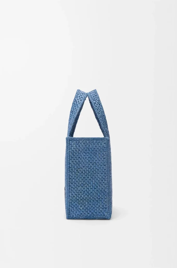 Liten LOEWE Font-väska i raffia Ljusblå