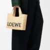 Liten LOEWE Font-väska i raffia Natur