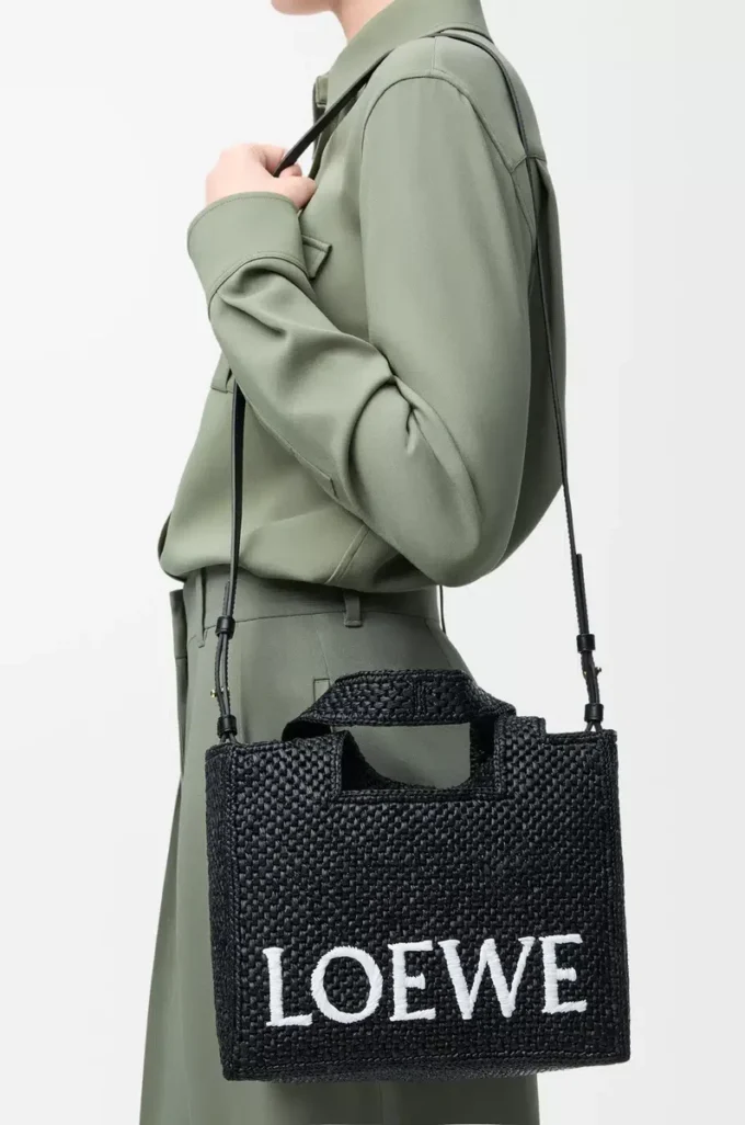 Liten LOEWE Font-väska i raffia Svart
